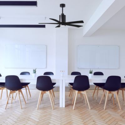 Salle de réunion avec ventilateur noir